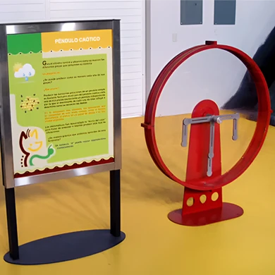 Exhibición educativa de péndulo caótico